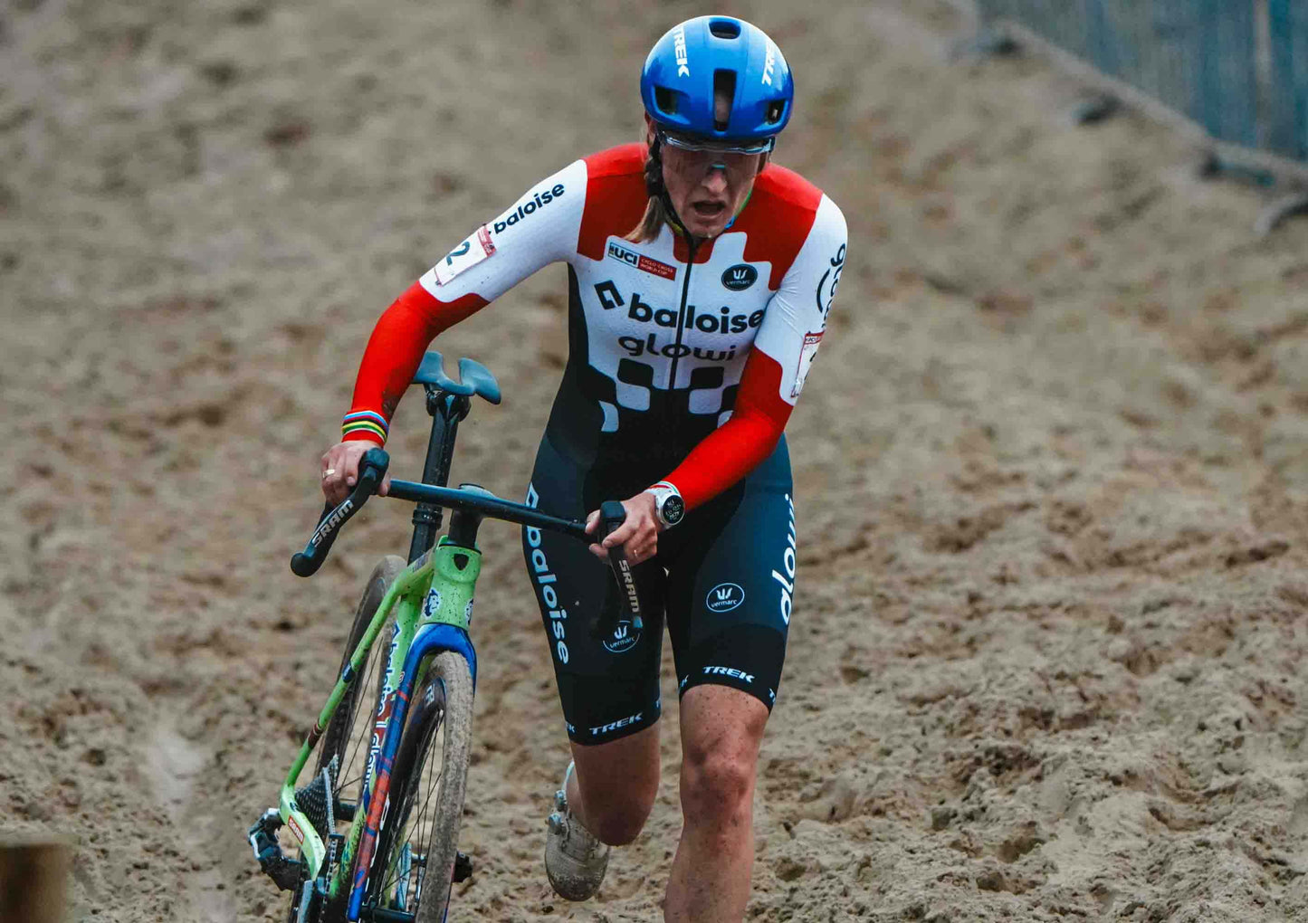 LUCINDA BRAND EN ACCION